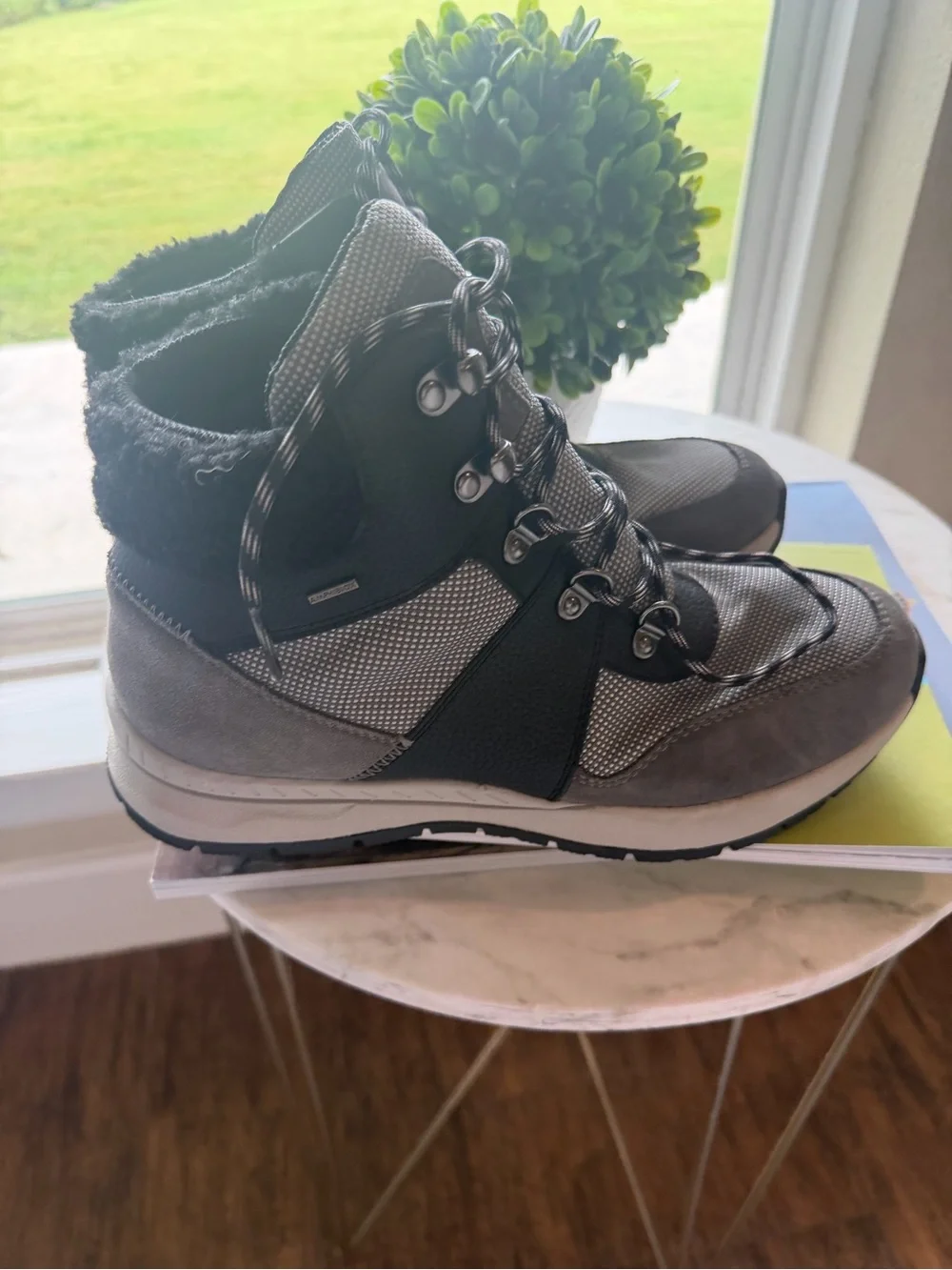Geox Women's Braies ABX hiking boots igray black colorway faux fur lining 9